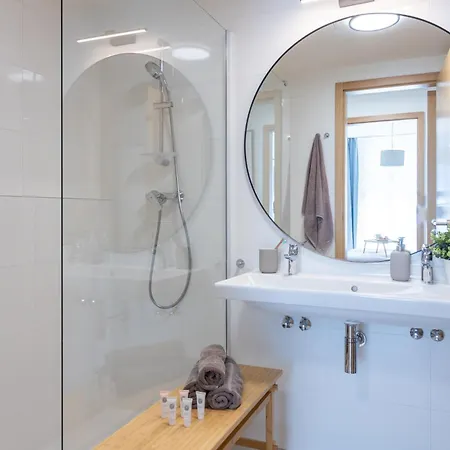 Days - Two-bedroom With Balcony And Garage Parking In Smichov פראג