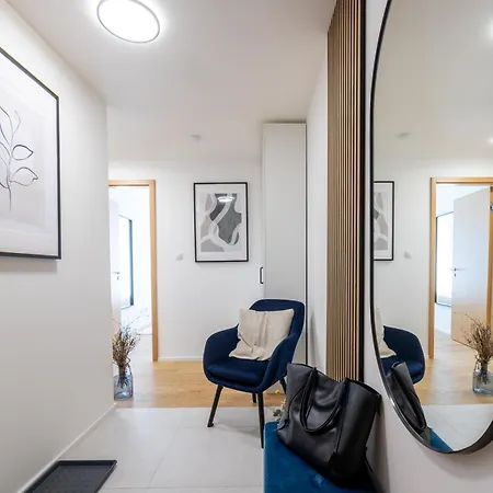 Days - Two-bedroom With Balcony And Garage Parking In Smichov * פראג