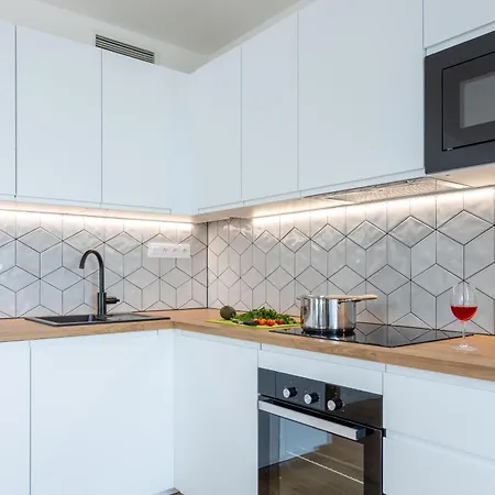 Apartament Days - 2bdr - Balcony - Garage Parking - Easy Center Access *