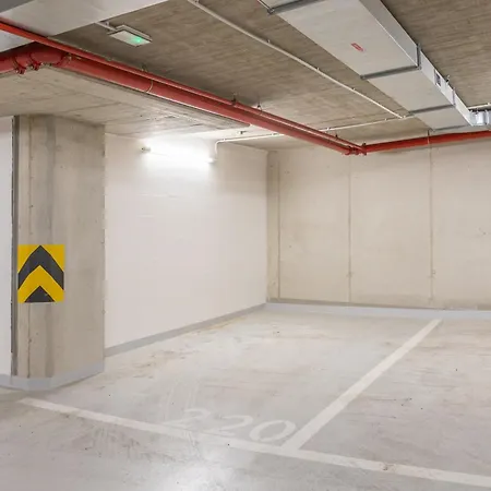 Days - Two-bedroom With Balcony And Garage Parking In Smichov Daire Prag