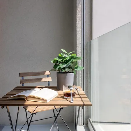 Days - Two-bedroom With Balcony And Garage Parking In Smichov פראג