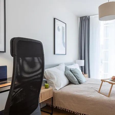 Days - Two-bedroom With Balcony And Garage Parking In Smichov דירה *