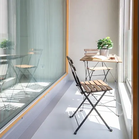 Days - Two-bedroom With Balcony And Garage Parking In Smichov דירה פראג