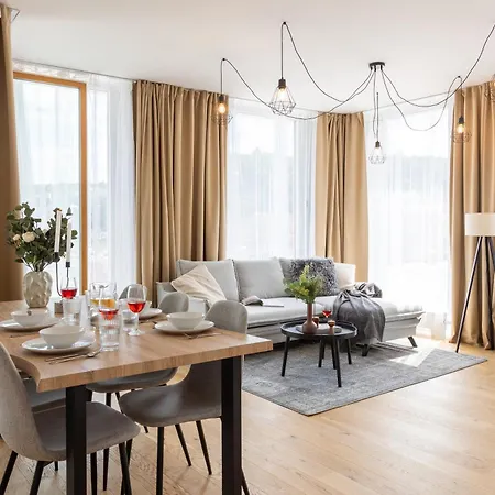 Days - 2bdr - Balcony - Garage Parking - Easy Center Access Apartament Praga