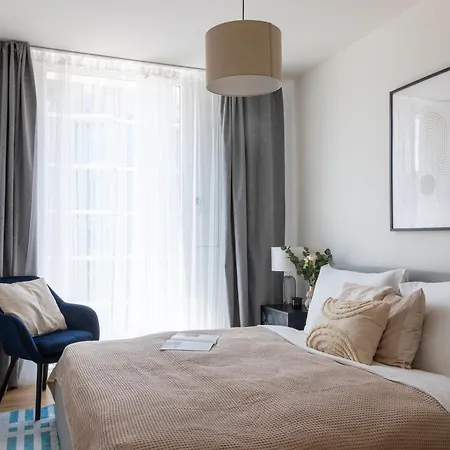 Apartament Days - Two-bedroom With Balcony And Garage Parking In Smichov Praga