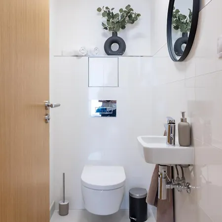 Days - Two-bedroom With Balcony And Garage Parking In Smichov Διαμέρισμα