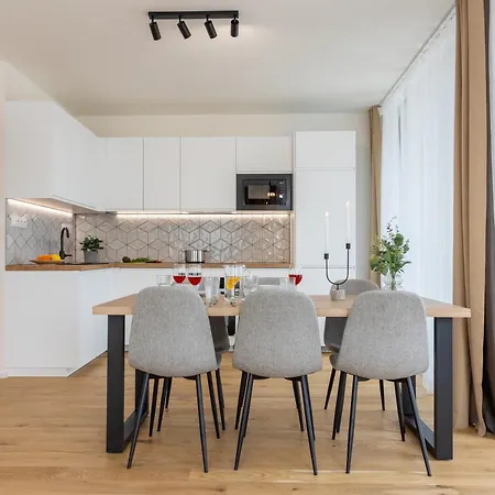 Days - Two-bedroom With Balcony And Garage Parking In Smichov Διαμέρισμα