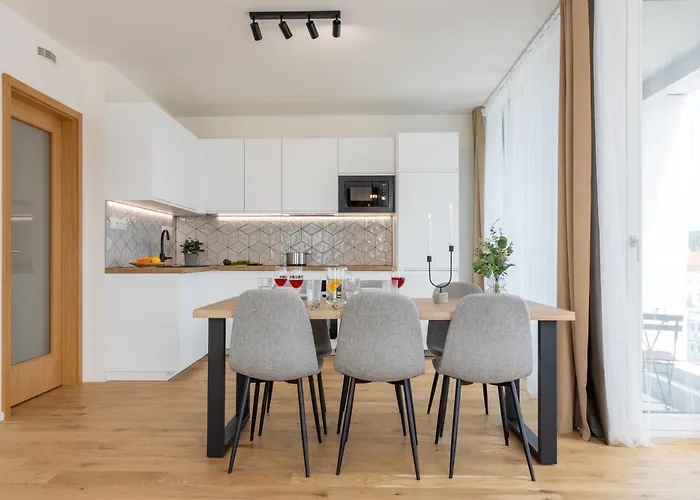 Days - Two-bedroom With Balcony And Garage Parking In Smichov Apartament